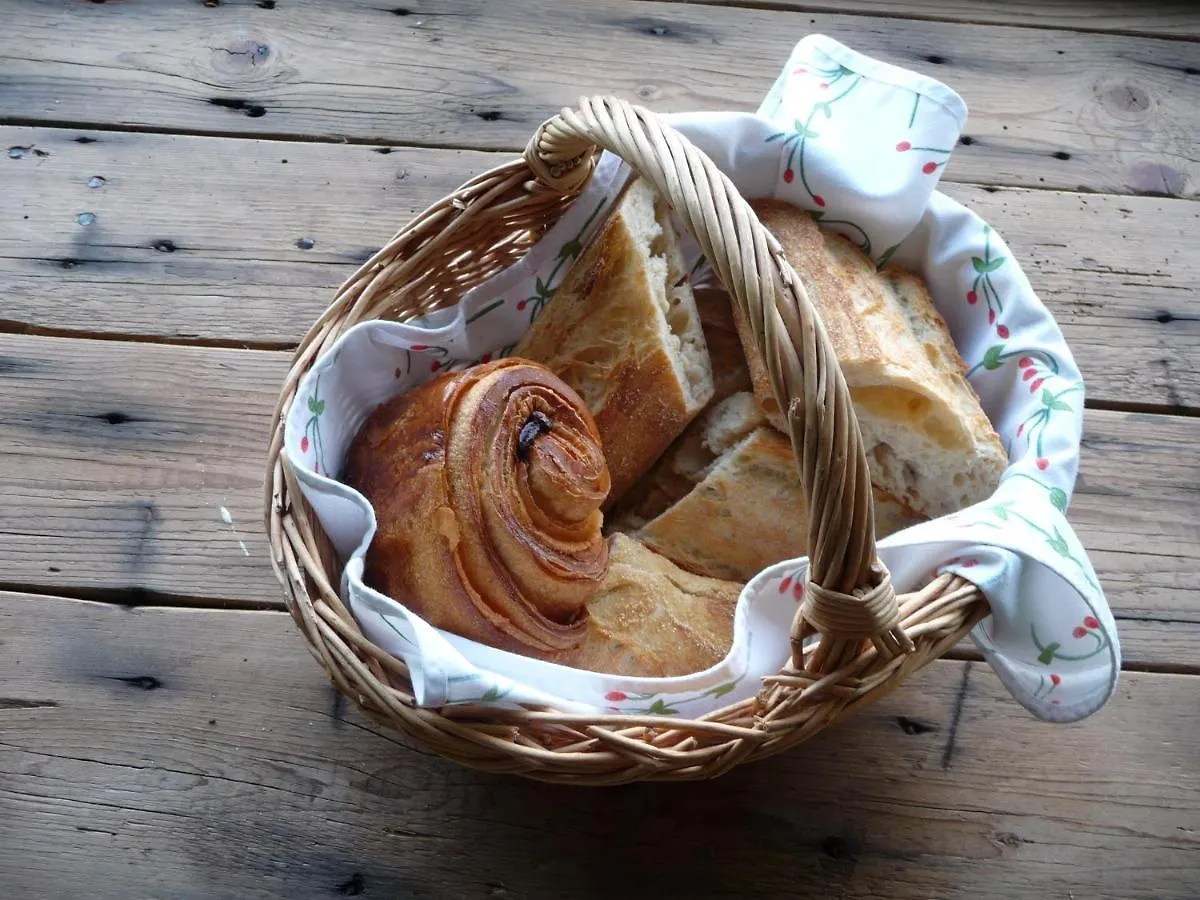 Bed & Breakfast Chambre D'Hotes Suite 53M2 Ou Caravane Vintage Avec Cuisine Et Salle De Bains Privees, B&B 53M2 Suite Or Vintage Caravan With Private Kitchen And Bathroom Pleumeur-Gautier